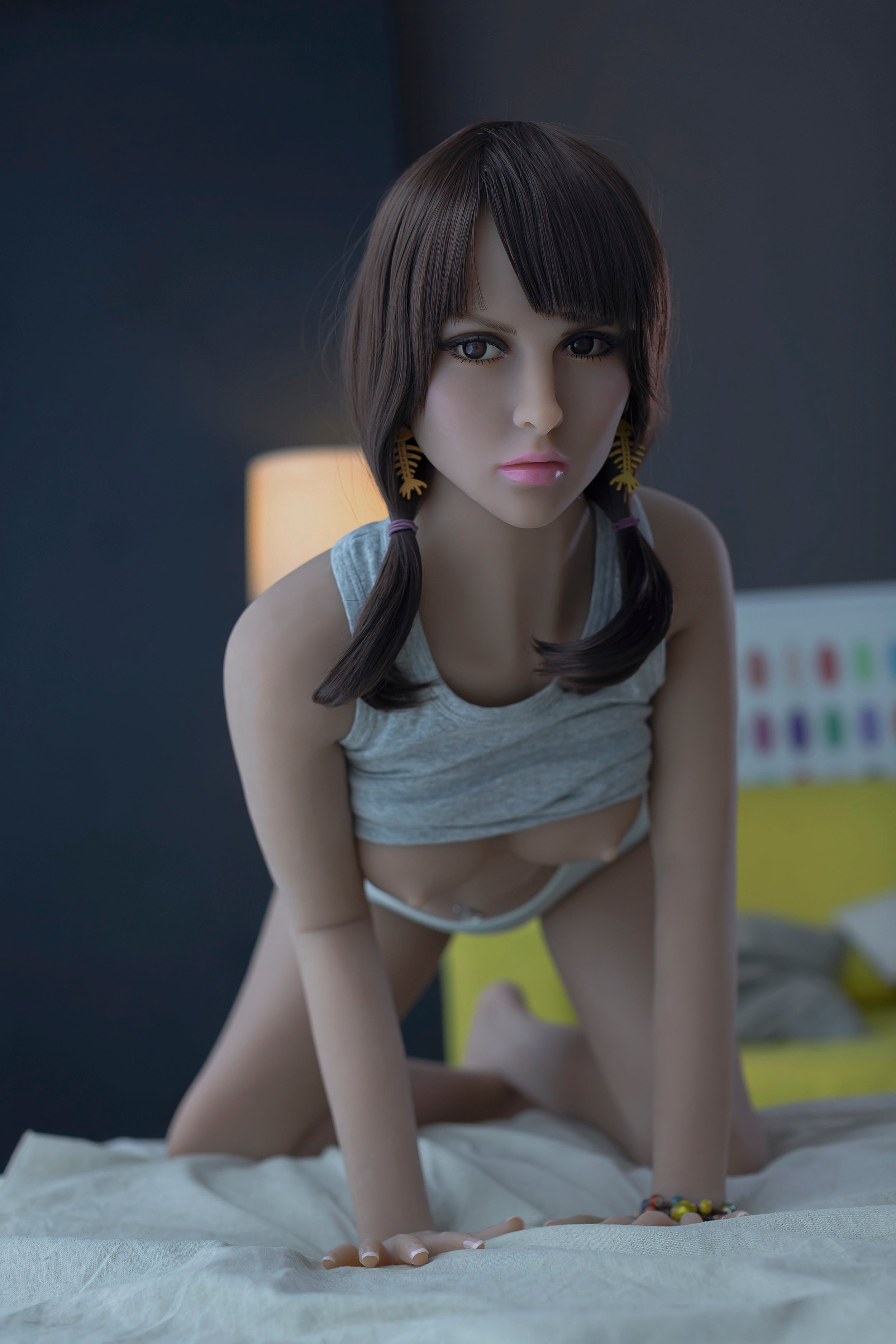 A beautiful woman with small breasts and plump hips, a slim face and a slim body, resembling a realistic doll