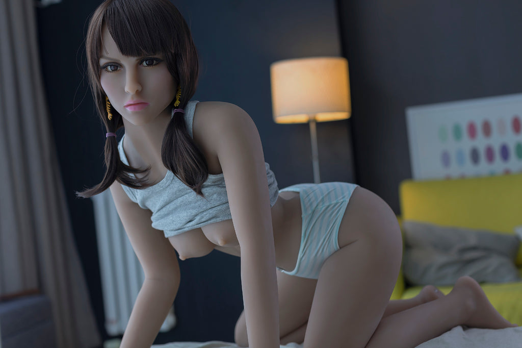 A beautiful woman with small breasts and plump hips, a slim face and a slim body, resembling a realistic doll