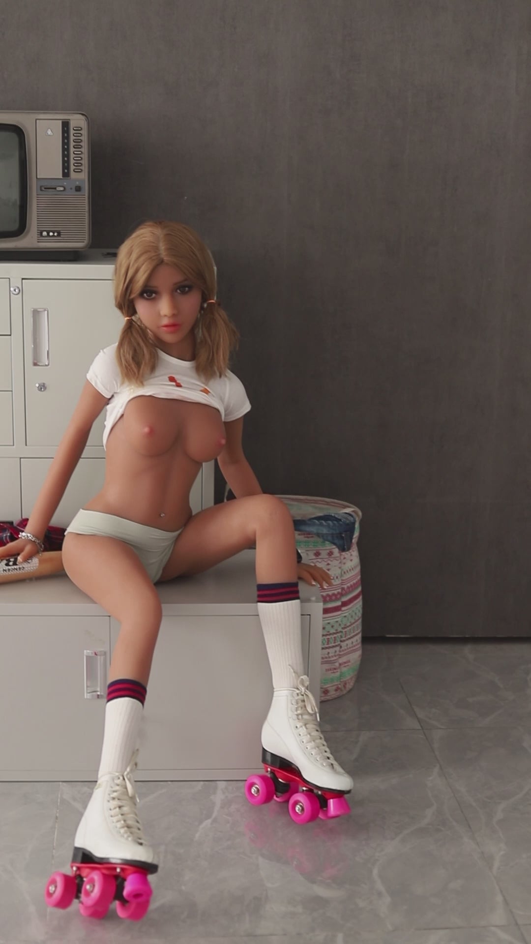 Beautiful doll with plump breasts and buttocks, slim face and slim body, realistic doll